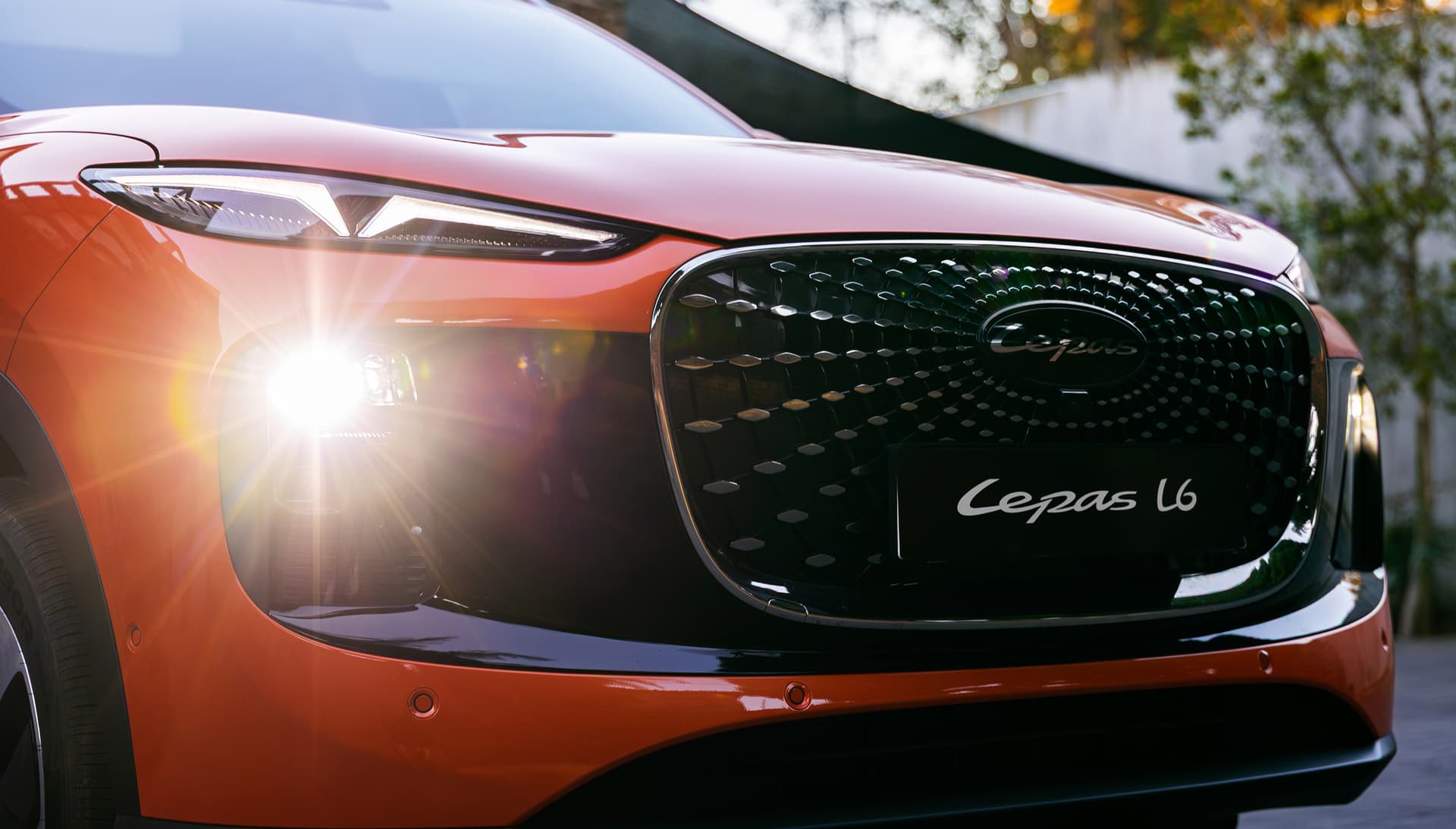 Front grille and headlight of the orange LEPAS L6